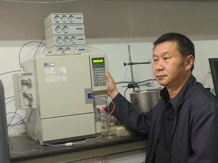 黃風(fēng)林 進行科學(xué)研究實驗 - 副本.jpg