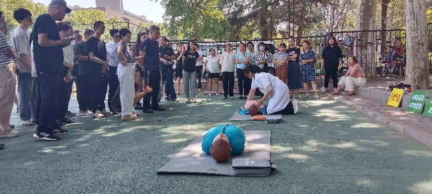 雁塔校區(qū)操場一角：直屬部門、離退休工會工作人員