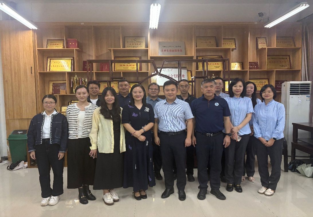 一群人站在室內(nèi)合影AI 生成的內(nèi)容可能不正確。