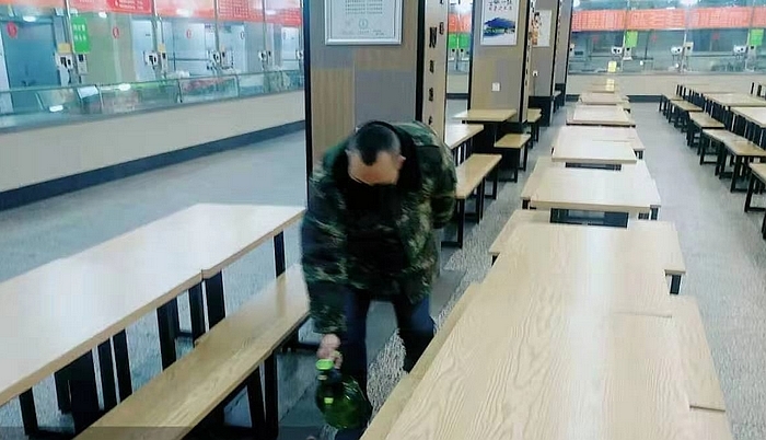 復(fù)件 后勤對(duì)雁塔校區(qū)食堂就餐區(qū)使用消毒水進(jìn)行擦拭、藥物噴灑4(2020-01-27).jpg